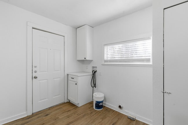 Building Photo - 920 W Ford St