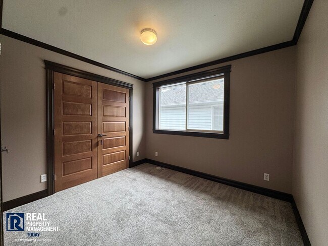 Building Photo - Spacious 4 Bed / 3 Bath Home with Loft, Fenced Yard & Covered Patio in Puyallup!