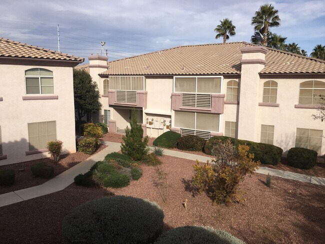 Building Photo - Cozy Condo with fireplace in living room.