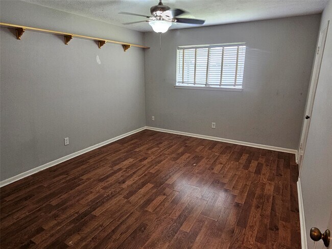 Building Photo - 2701 Henderson Ln