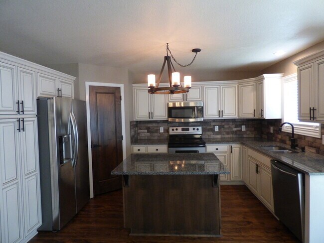 Building Photo - Stunning 4 bedroom/ 2.5 bath home with 2 car Attached Garage in Fort Collins, Colorado