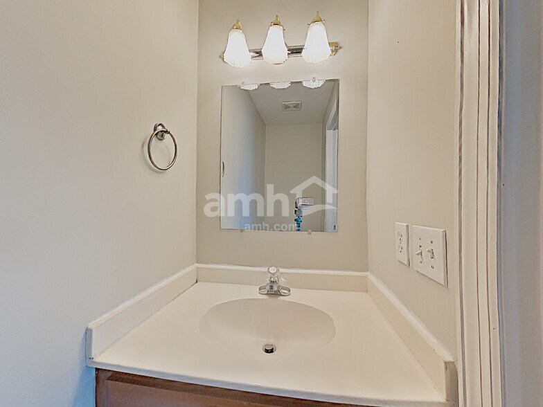 Building Photo - 217 Hickory Trl