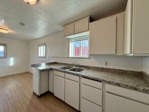 Building Photo - YOU DON'T WANT TO MISS THIS HOME THAT IS WALKING DISTANCE FROM DOWNTOWN REDMOND!!