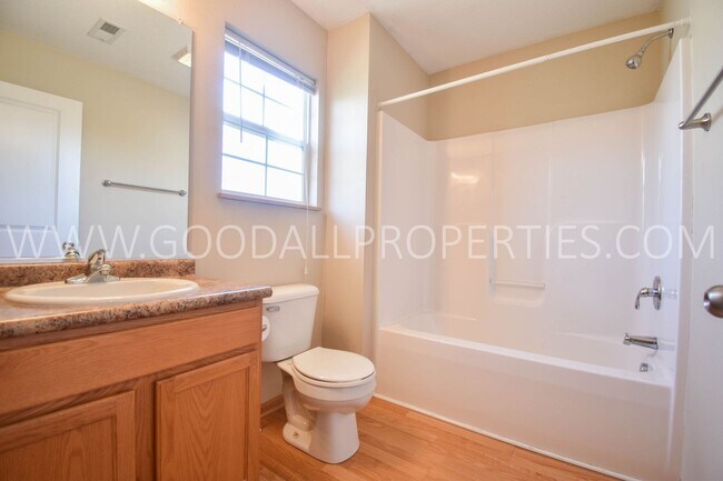 Building Photo - 2 Bedroom, 2 1/2 Bath Townhome in Urbandale with a 2-Car attached garage