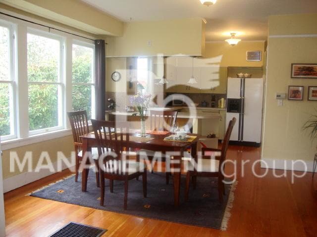 Building Photo - Charming Sellwood Home Offers Lots of Character & Charm!