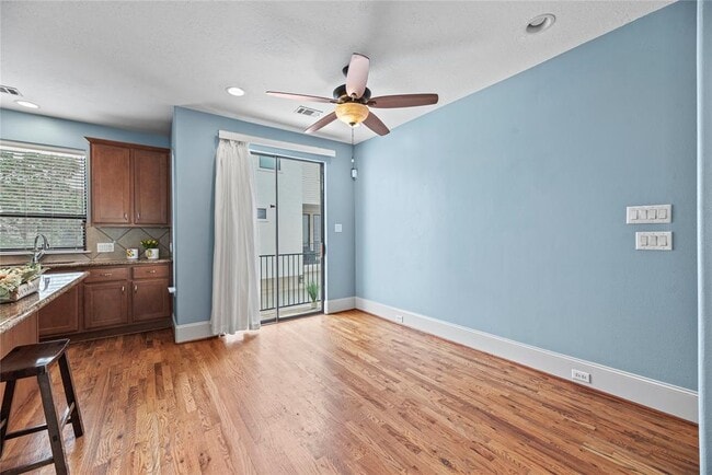 Building Photo - 711 St Charles St