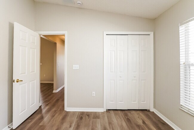 Building Photo - 827 Summer Glen Dr