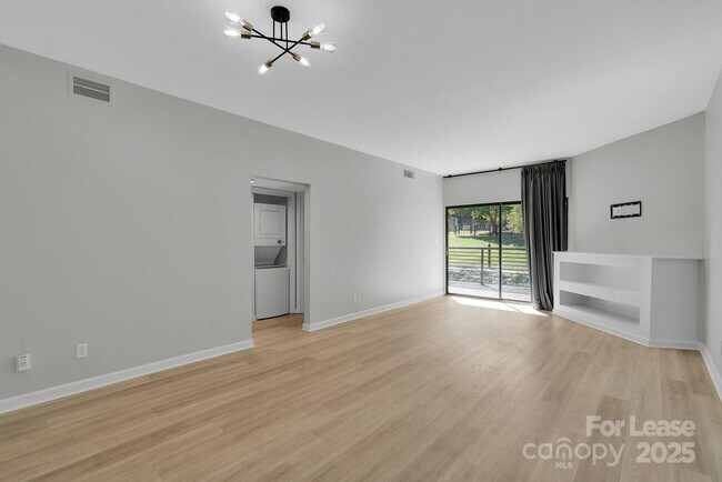 Building Photo - 224 N Poplar St