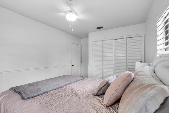 Building Photo - 1532 Primrose Ln