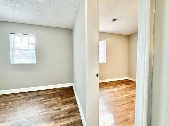Building Photo - Newly Renovated One Bedroom Duplex - Move In Special!