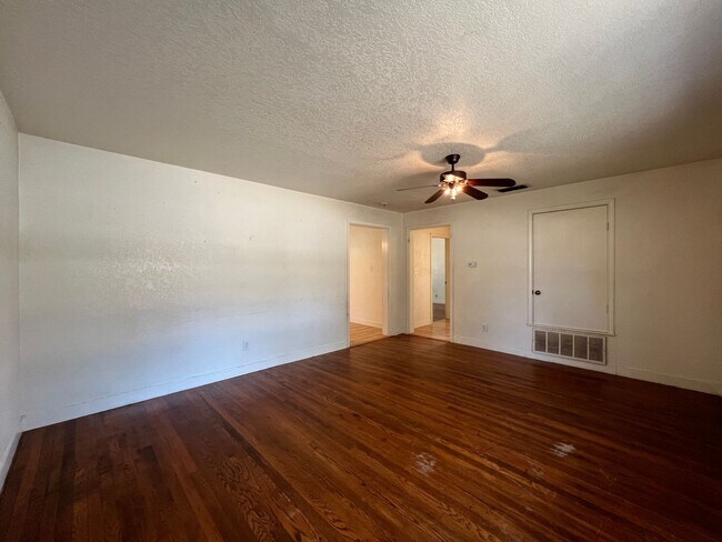 Building Photo - 305 E Rd