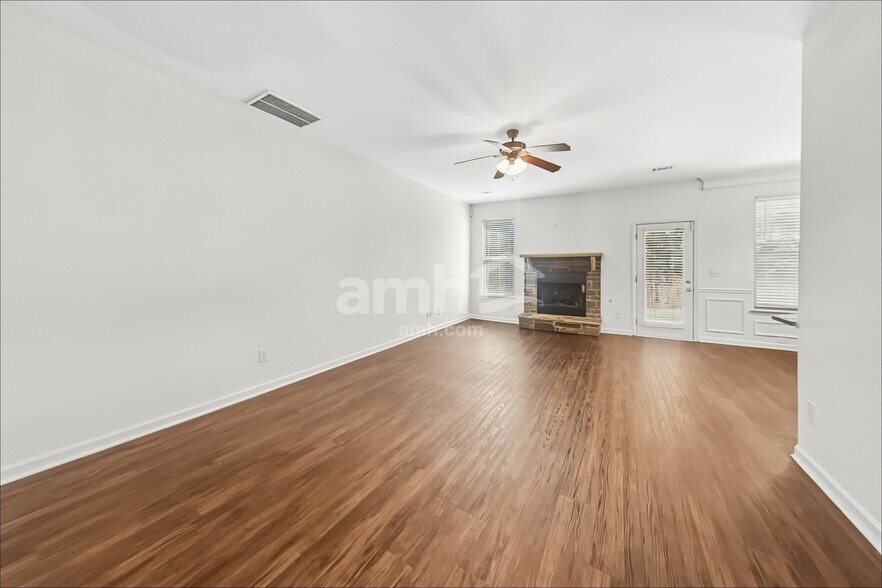 Building Photo - 272 Oak Branch Dr