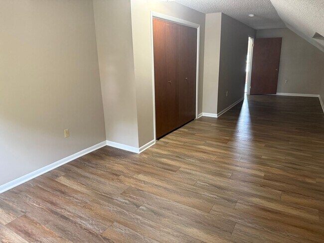 Building Photo - 836 Dewey Ave