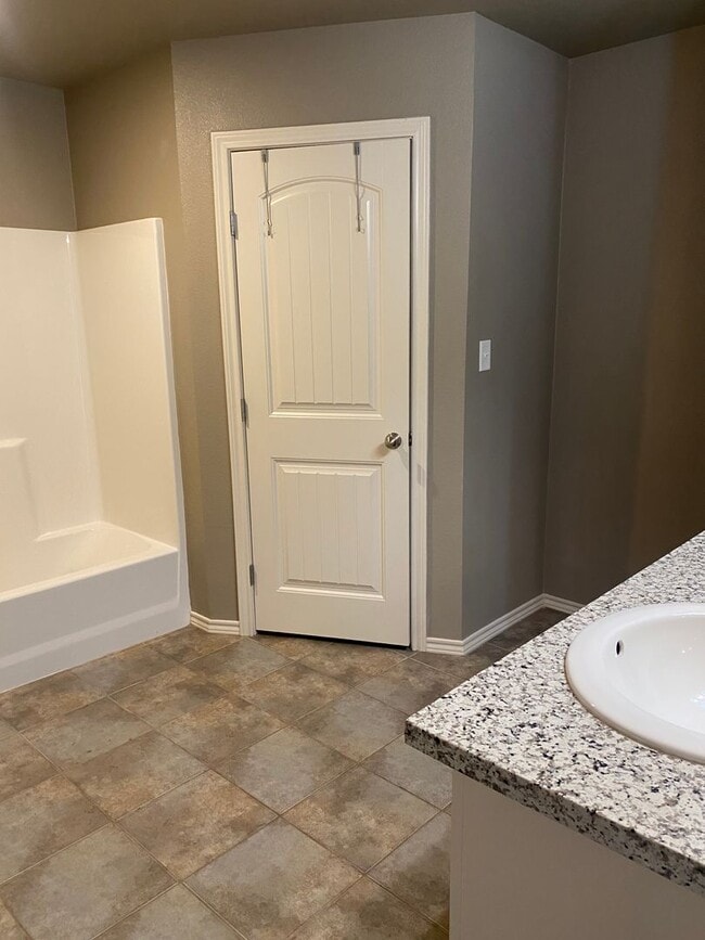 Building Photo - 3 bed 2 bath - Frenship ISD