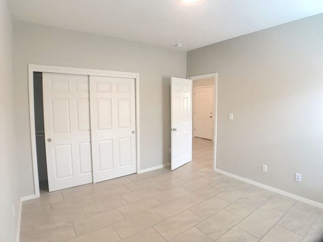 Building Photo - Los Lunas 3 bedroom! Tile Throughout! Refrigerated Air! Spacious living area