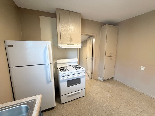 Building Photo - Updated 2 bed 1 bath