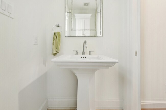 Building Photo - 5636 Kiam St