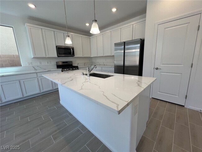 Building Photo - 7470 S Pioneer Way