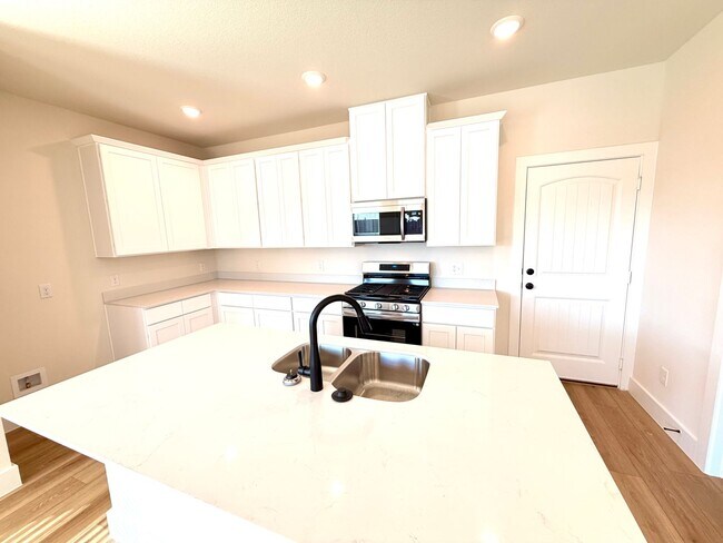 Building Photo - 2900 Woodbrook Dr