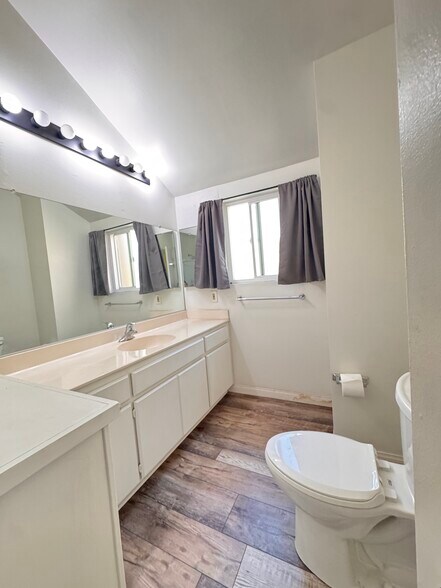 Master bathroom - 22123 Figueroa St