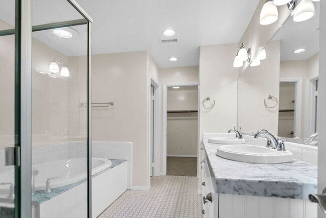 Building Photo - Beautiful detached home in Pacific Beach! ...