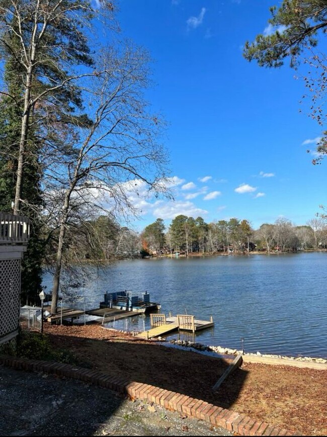 Building Photo - Stunning 4 bedroom 3 bath Lake house with ...