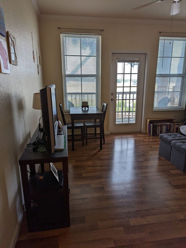 Building Photo - Available Now! 1 bedroom, 1 bath Condo in ...