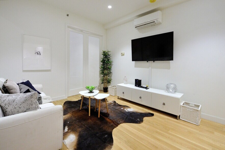 Building Photo - 353 W 46th St