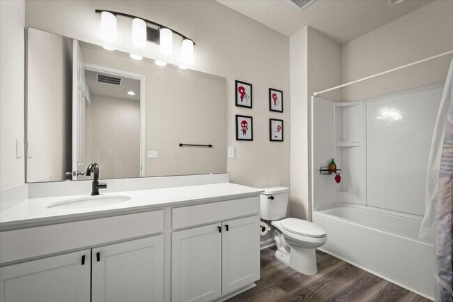 Building Photo - 4 Bedrooms | 2 Bathrooms | Screened Patio ...