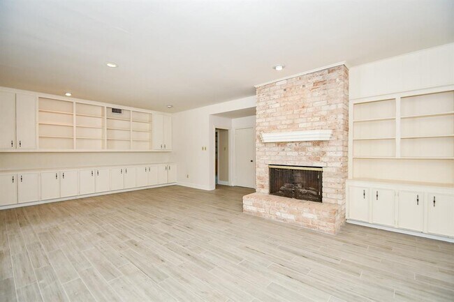 Building Photo - 3007 Broadmoor Dr