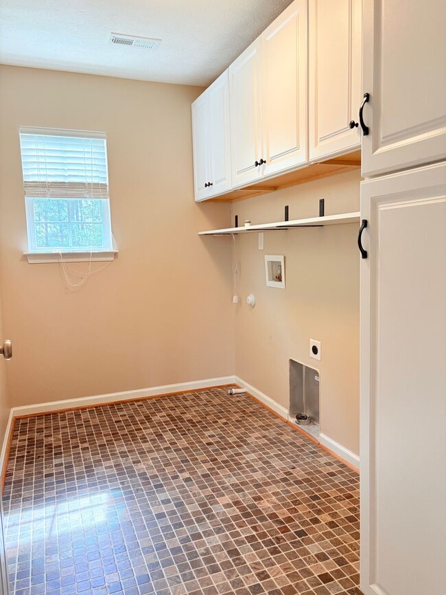 Building Photo - Large Spacious Home With Fully Fenced In Y...