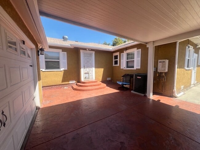 Building Photo - Charming 3 Bedroom 2 Bathroom, Long Beach Home for Lease!