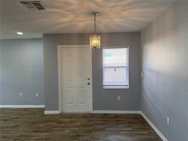 Building Photo - 2109 Albion Ave