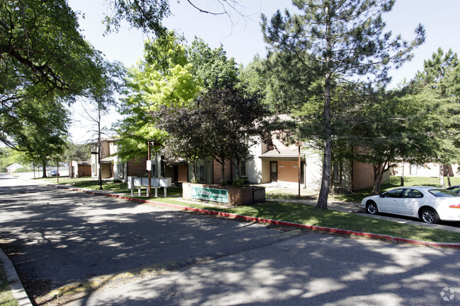 Primary Photo - Hilltop Apartments