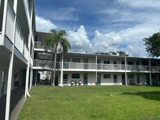 Back of Complex - 320 Lakeview St