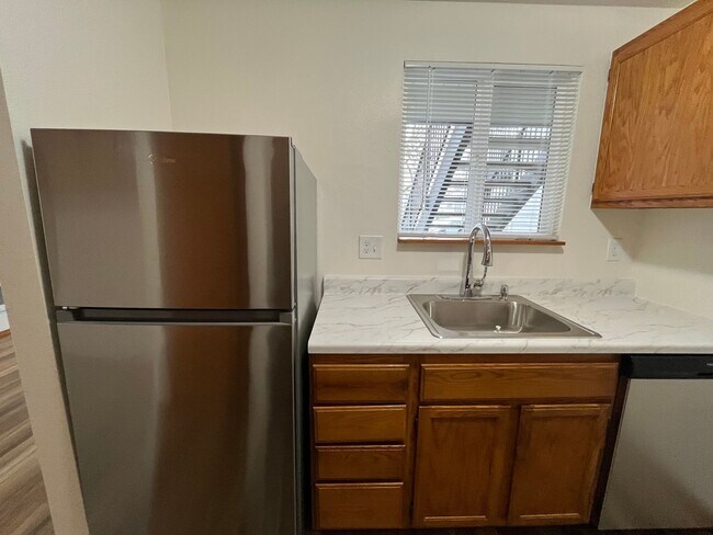 Building Photo - Updated 1st floor 1 X 1 Beaverton Condo! Close to Downtown Beaverton! Spacious & Open, Close to N...