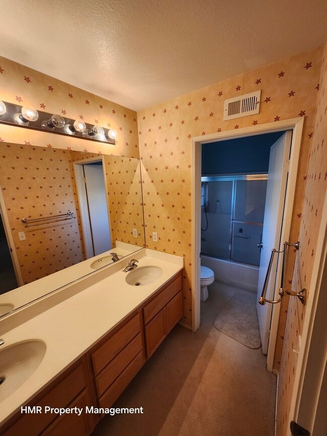 Building Photo - Beautiful two-story in Hunter's Ridge