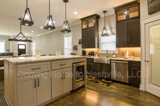 Building Photo - 910 11th Ave N