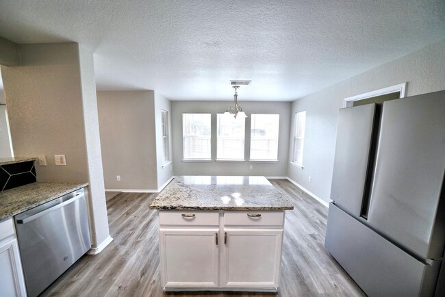 Building Photo - Stunning 4-Bedroom, 2.5-Bathroom Home in L...