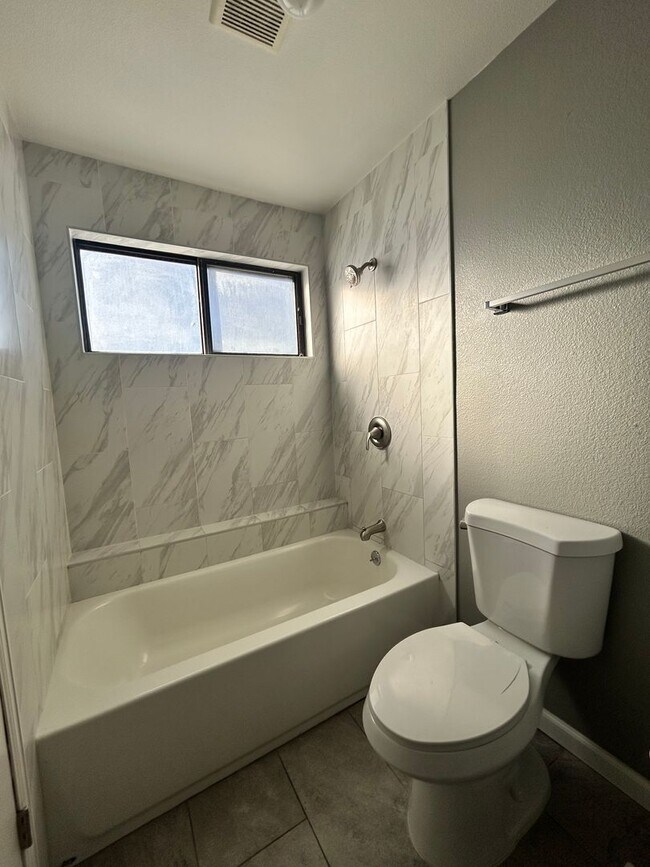 Building Photo - Completely Remodeled Home for Rent in Northwest Longmont