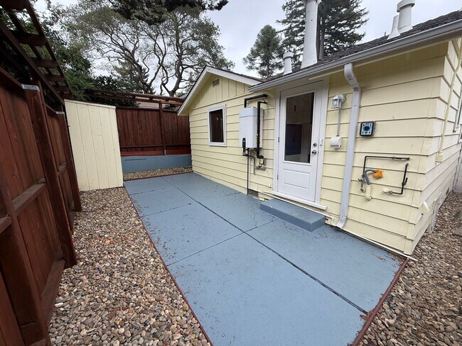 Building Photo - CHARMING ONE BEDROOM / ONE BATHROOM MILL V...