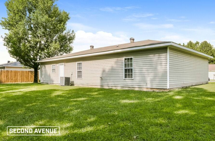 Building Photo - 209 Glenn Oak Dr