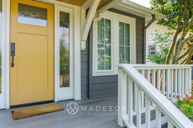Building Photo - Beautiful Remodeled House with Fenced Yard in Maple Leaf