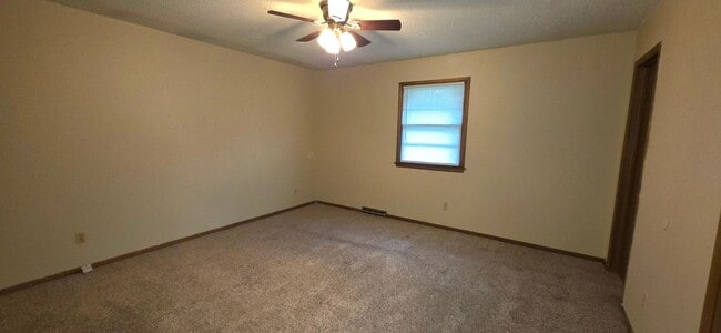 Building Photo - 2 Bedroom 2 Bathroom Duplex near Missouri State University! $825!