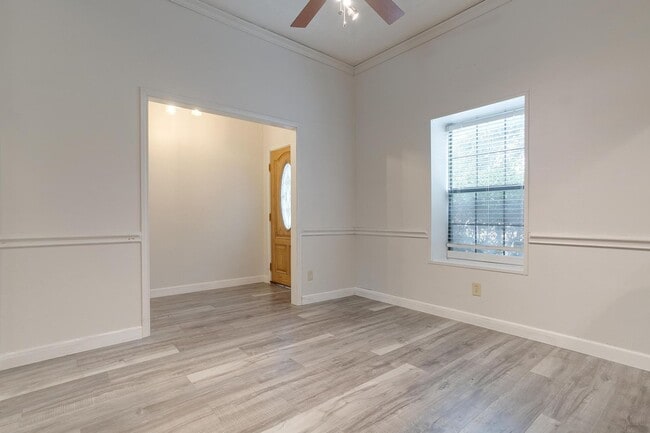 Building Photo - Beautiful 3 Bed, 2 Bath Home in Well Established Holiday West Neighborhood W /Pool and Pool Servi...