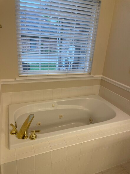 Building Photo - 1855 Cameron Heights Cir