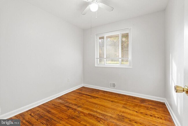 Building Photo - 3001 Fairhill Ct