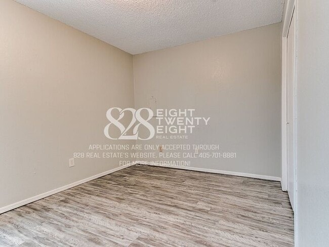 Building Photo - Now Touring & Available for Move in! 3 Bed/1.5 Bath Duplex in West Norman!