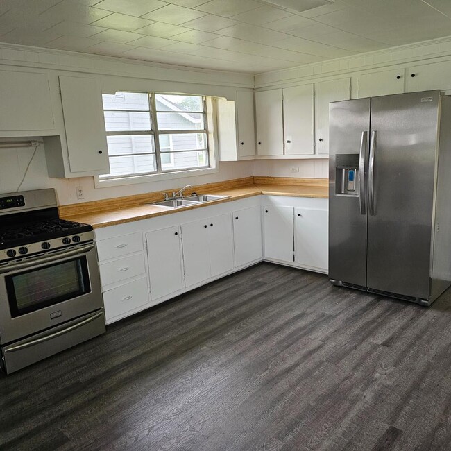 Building Photo - 611 Willow St