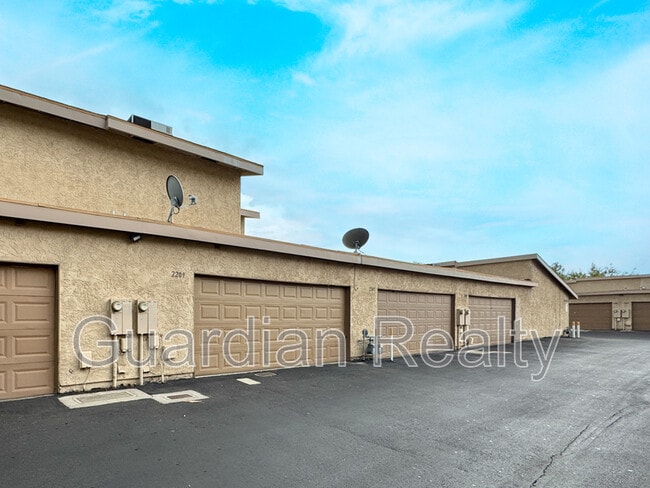 Building Photo - 2209 Tall Pine Dr